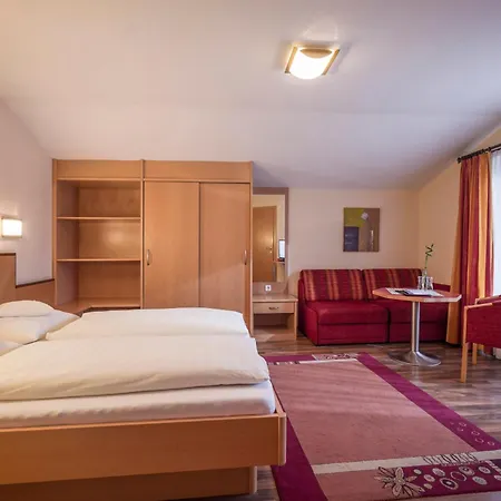 בית הארחה Edelweiss Lounge Restaurant Pizza Cafe Billard מאיירהופן