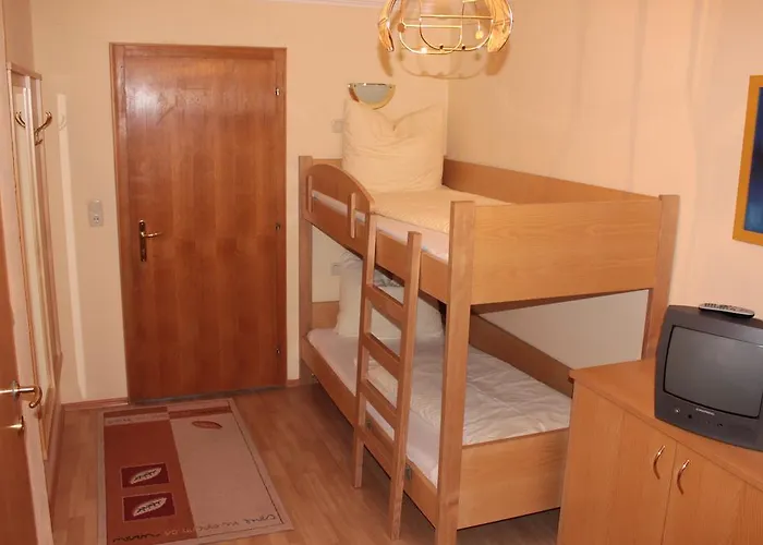 Edelweiss Lounge Restaurant Pizza Cafe Billard בית הארחה מאיירהופן